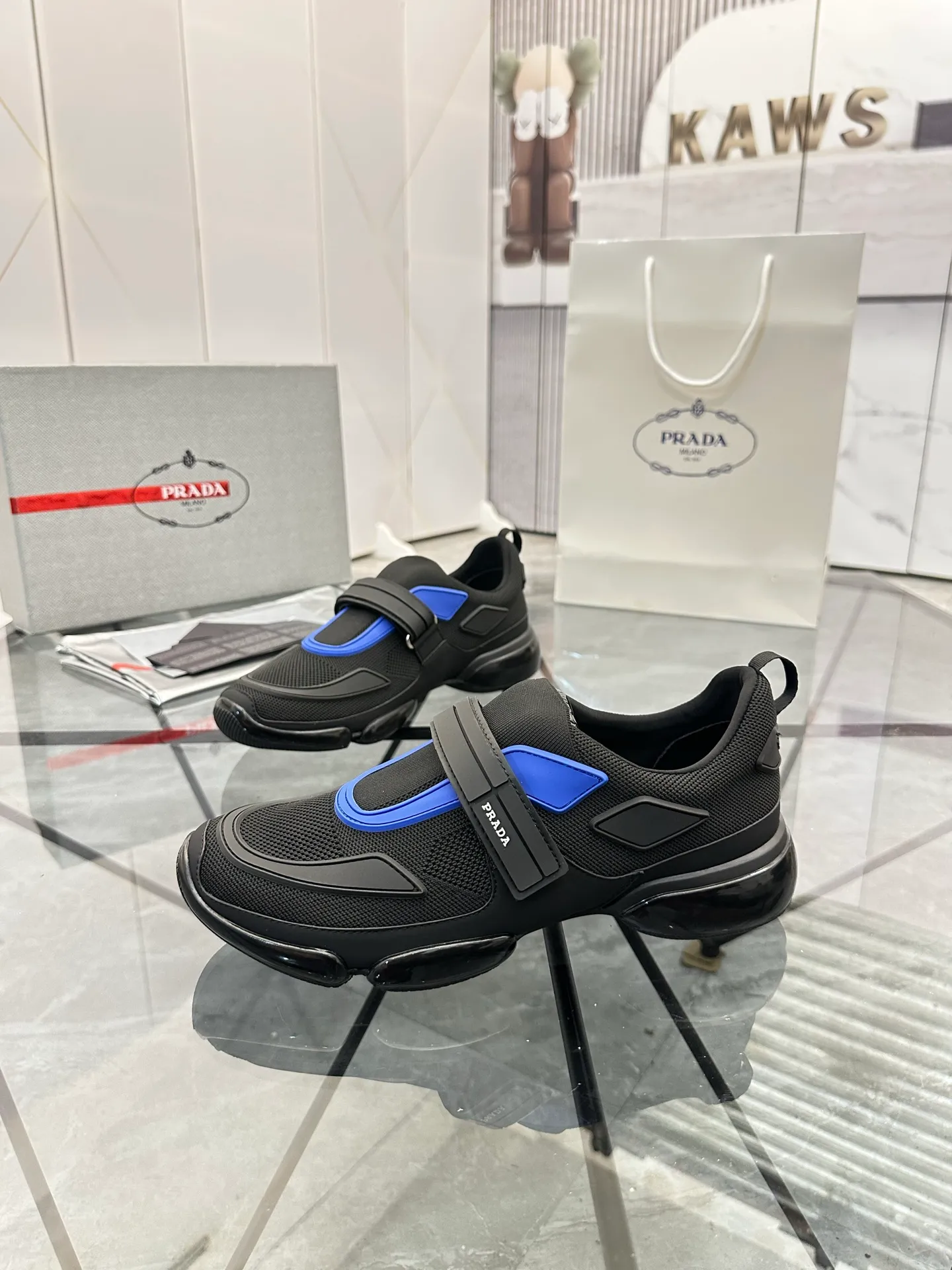 Men's shoes: 💰P520¥ High-end top quality Product trademark: Prada *"Prada*" low-top casual shoes Regular size: 38-45 (can be customized to 46) One size larger Product materials: imported breathable fly weave upper, professional glue-making process, breathable lining, cowhide foot pads, original outsole. No.: 001